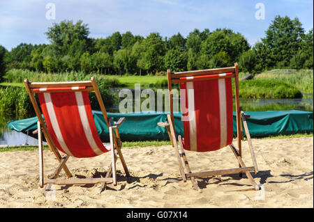 2 sedie a sdraio sulla spiaggia del fiume Spree Foto Stock