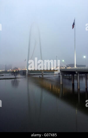 Una verticale della mattinata nebbiosa Margaret Bridge suoneria in Dallas Foto Stock