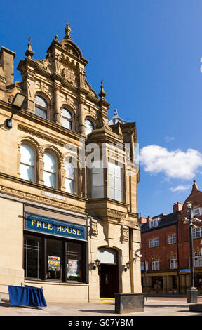 Un vecchio pub al di fuori del vecchio mercato di Wigan, Greater Manchester, Inghilterra. Foto Stock