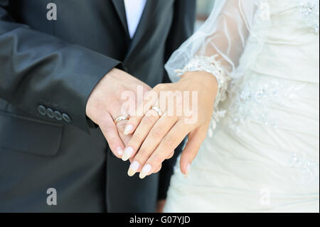 Close-up di soggetti di razza caucasica giovane con le mani gli anelli di nozze Foto Stock