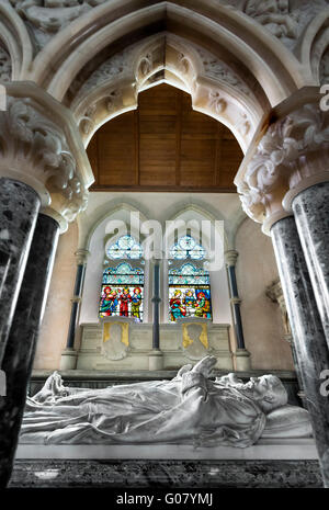 Tomba- nella chiesa di Santa Maria Vergine, Studley Royal. Foto Stock
