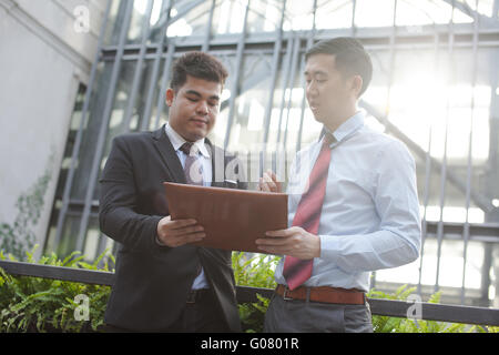 Giovani professionisti di discutere di affari per esterno Foto Stock