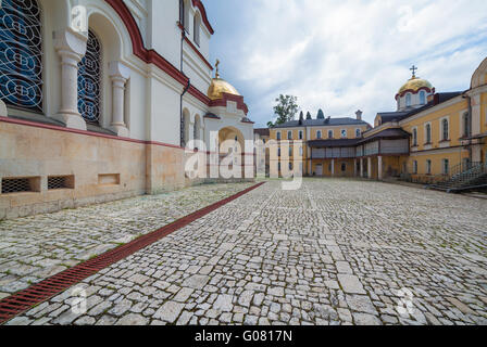 Nel cortile del monastero nuovo Athos o Atoni Akhali è una città del Gudauta raion dell' Abcasia Foto Stock