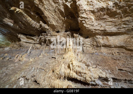 Stalattiti e stalagmiti sulle pareti del New Athos grotta Foto Stock