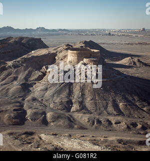 Vista della Torre zoroastriana di silenzio in Yazd, Iran Foto Stock