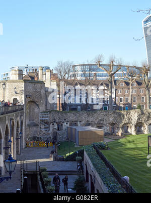 Vista ad alto livello dalla parete della torre. Corvi contenitori di notte alla Tower of London, Londra, Regno Unito. Architetto: llowarch llowarch e architetti, 2015. Foto Stock