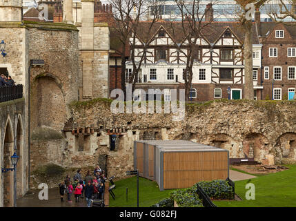 Vista ad alto livello dalla parete della torre. Corvi contenitori di notte alla Tower of London, Londra, Regno Unito. Architetto: llowarch llowarch e architetti, 2015. Foto Stock