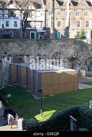 Vista ad alto livello dalla parete della torre. Corvi contenitori di notte alla Tower of London, Londra, Regno Unito. Architetto: llowarch llowarch e architetti, 2015. Foto Stock