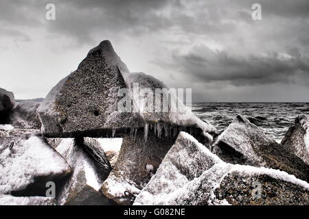 Satinato pietre ghiacciate sul mare Foto Stock