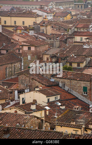 Vista in dettaglio della tradizionale città italiana di tetti e case, Lucca, Italia Foto Stock
