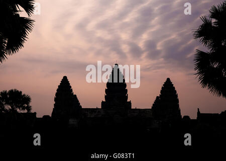 Silhouette di Angkor Wat con altocumulus nuvole nel crepuscolo della sera Foto Stock