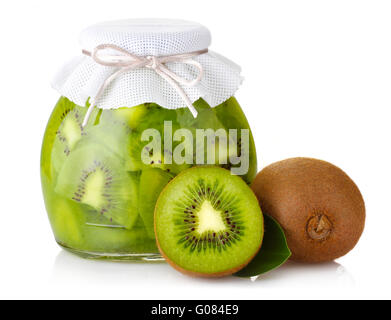 Esotici marmellata di kiwi con frutti maturi e isolato su bianco Foto Stock