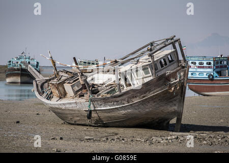 Vecchio abbandonato la barca di legno in Bandare Loft villaggio sull isola di Qeshm, Iran Foto Stock