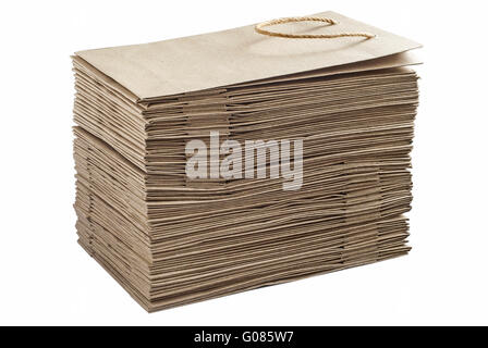 Accatastati sacchi di carta isolato su sfondo bianco Foto Stock