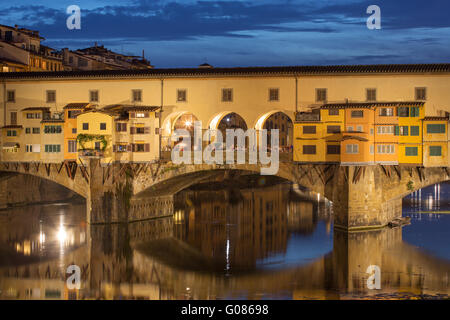 Vista di oro (Ponte Vecchio) Ponte di notte a Firenze, Toscana, Italia Foto Stock
