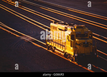 Locomotiva in grandi industriali cantiere ferroviario al tramonto; Clovis; Nuovo Messico e Stati Uniti d'America Foto Stock