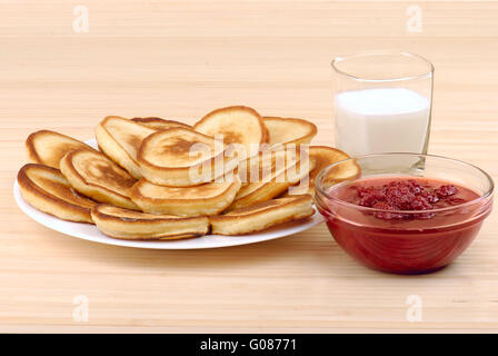 Cumulo di pancake con tazza di confettura di fragole Foto Stock