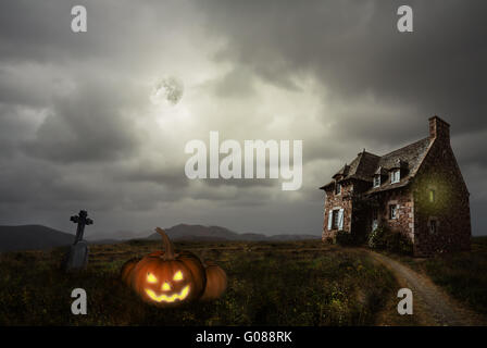 Apocalittico scenario di Halloween con la vecchia casa di zucca Foto Stock