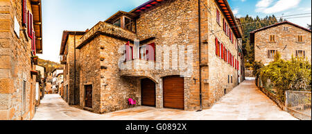 Vicoli nel borgo medievale di borgo di montagna in Toscana caratterizzato da case con pareti di pietre derivata dal Rinascimento Foto Stock