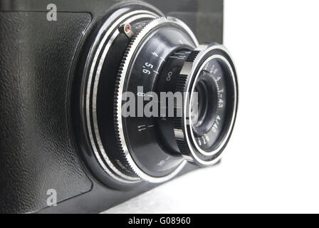 Vintage vecchia telecamera analogica close-up sul backgr bianco Foto Stock