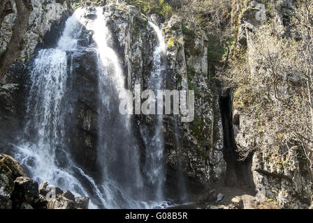 Paesaggio primaverile con cascata nella giornata di sole Foto Stock