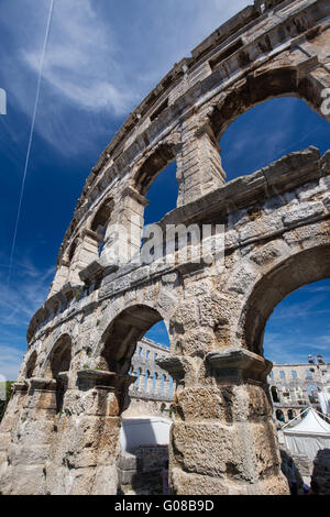 Antico anfiteatro romano e la chiesa di Pola, Istria, Croazia Foto Stock