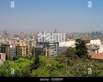 Vista dal Montjuic cercando in tutta la città di Barcellona, Spagna, dotate di pinnacoli di alcune delle principali attrazioni turistiche Foto Stock