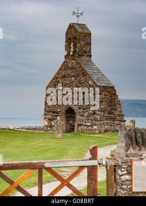 Le rovine di San Brynach la Chiesa a Cwm-yr-Eglwys, Dinas Isola, Pembrokeshire, Galles Foto Stock