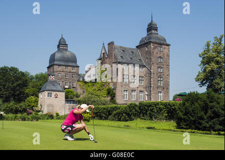 Il Golfer in squat sul prato del golf cours Foto Stock