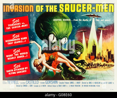 Invasion of the Saucer-Men (1957) diretto da Edward L. Cahn e interpretato da Steven Terrell, Gloria Castillo e Frank Gorshin. Gli alieni vanno in preda alla rabbia dopo che uno dei loro numeri è stato investito. Fotografia di un poster a mezzo foglio in lino originale completamente restaurato con opere d'arte di Albert Kallis. ***SOLO PER USO EDITORIALE*** credito: BFA / American International Pictures Foto Stock