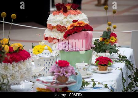 Grandi Tazze in porcellana riempito di fiori a Torta International - La Sugarcraft, torta decorazione e cottura mostra a Londra Foto Stock