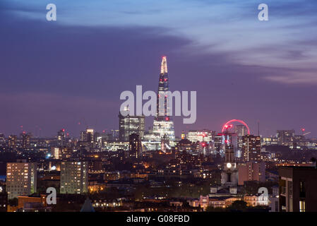 La vita notturna di Londra vista panoramica che si affaccia Shard Oxo Tower of London Eye walkie talkie da Balfron torre in legno di pioppo, Londra, Regno Unito. Foto Stock