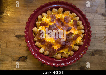 Uova piatto incorniciato con salsiccia e scaglie di bacon sulla sommità fotografato appena prima della prima colazione. St Paul Minnesota MN USA Foto Stock