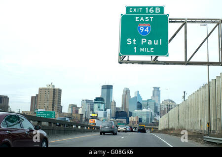 Sud skyline di Minneapolis il 3 marzo 2016 dalla superstrada 35W avvicinando freeway 94 a San Paolo. Minneapolis Minnesota MN USA Foto Stock