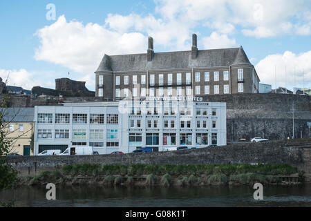 Carmarthenshire County Council Building, Towy funziona e il fiume Towy,Carmarthen Town,Carmarthenshire,Galles,U.K. Foto Stock