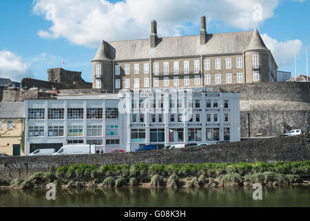 Carmarthenshire County Council Building, Towy funziona e il fiume Towy,Carmarthen Town,Carmarthenshire,Galles,U.K. Foto Stock