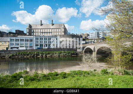 Carmarthenshire County Council Building, Towy funziona e il fiume Towy,Carmarthen Town,Carmarthenshire,Galles,U.K. Foto Stock