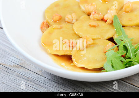 Ravioli di casa i filetti riempito di dorado con salsa di gamberetti Foto Stock