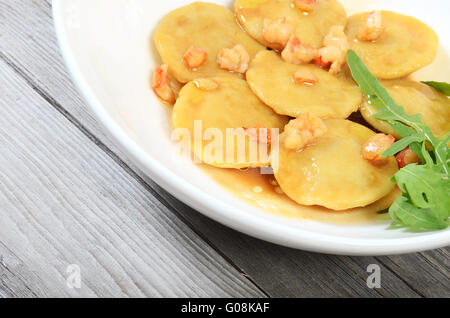 Ravioli di casa i filetti riempito di dorado con salsa di gamberetti Foto Stock