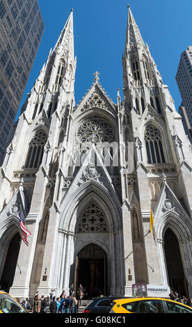 Esterno della parte anteriore della Cattedrale di San Patrizio sulla Quinta Avenue, Manhattan, New York City con facciata ornamentali e guglie Foto Stock