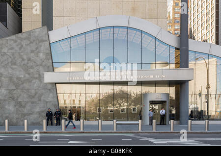 Il Ronald H edificio marrone per la missione degli Stati Uniti presso le Nazioni Unite in seno all'ONU Plaza di New York City Foto Stock
