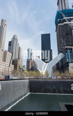 Vista su Settembre 11 memorial pool per l'occhio e il World Trade Center / Quartiere Finanziario edifici di New York Foto Stock