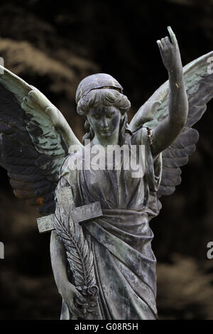 Cimitero di angelo femmina con la croce e il ramo di palma Foto Stock