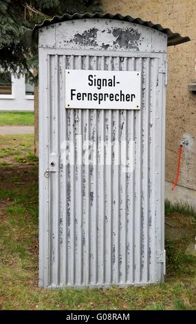Una vecchia scatola del telefono sul sito di un ex openc Foto Stock