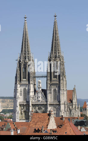 Skyline della città tedesca di Regensburg con il duomo Foto Stock