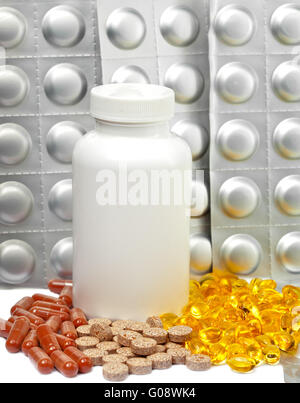 Liquido giallo capsule e piastre argenteo di medic Foto Stock