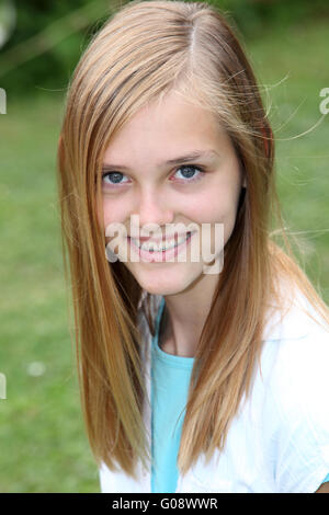 Sorridente ragazza adolescente con rinforzi su i suoi denti Foto Stock