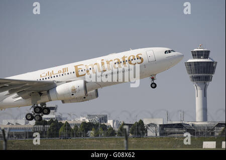 Aereo Emirates Airbus A 330 mentre il decollo Foto Stock