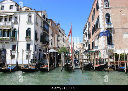 Palazzi e parcheggiata gondole a Venezia Foto Stock