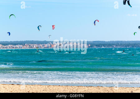 Blu cielo con aquiloni in Playa de Palma in febbraio Foto Stock